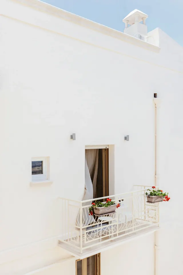 Facciata bianca della casa con piccolo balcone
