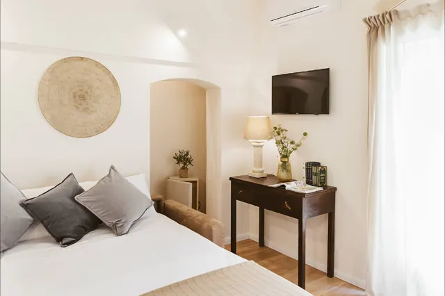 Zona giorno con divano aperto come letto e televisore