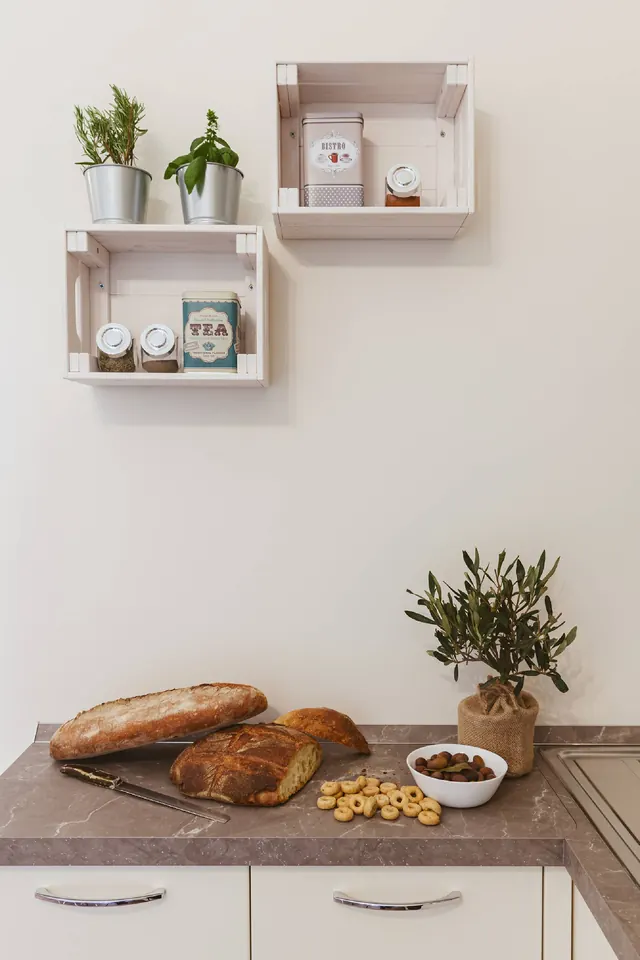 Dettaglio della zona pranzo con una colazione sul tavolo