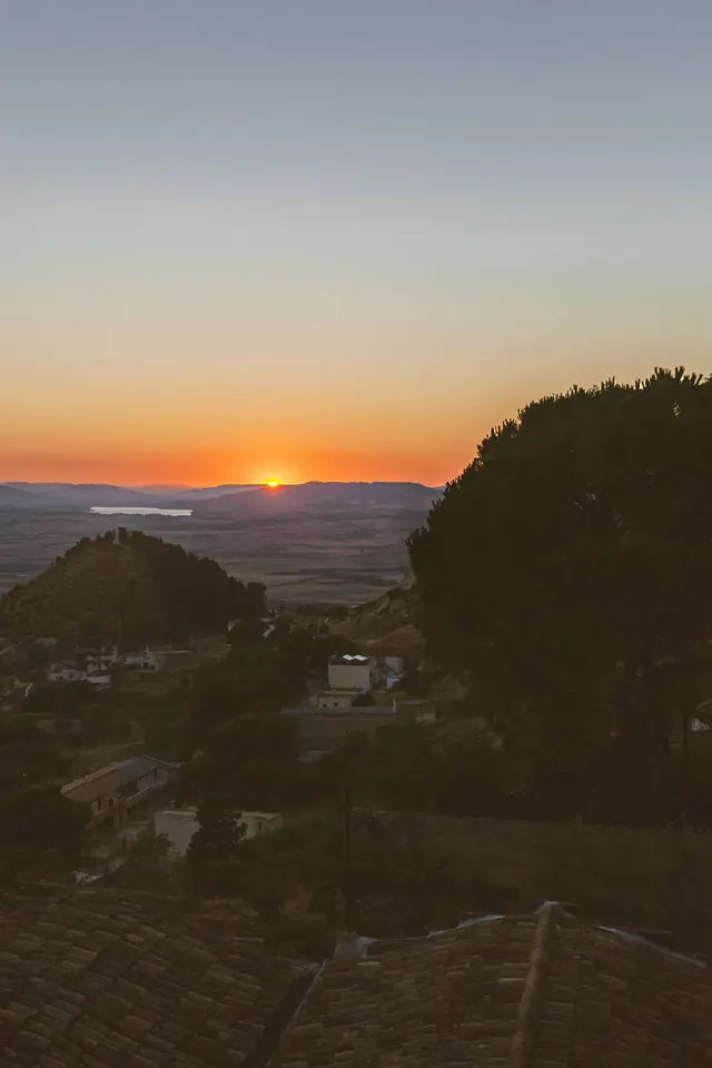 Cielo al tramonto sul paesaggio intorno a Montescaglioso