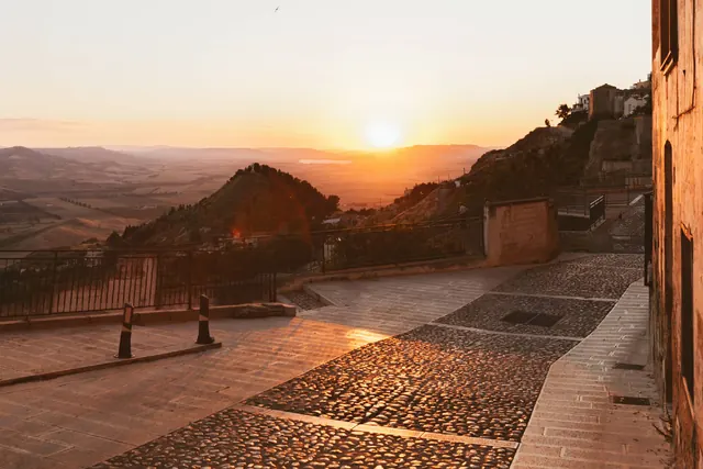 Tramonto sulle colline e sulla strada panoramica di Montescaglioso